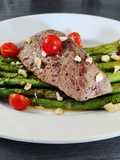 Gebratener Spargel mit Rindersteak