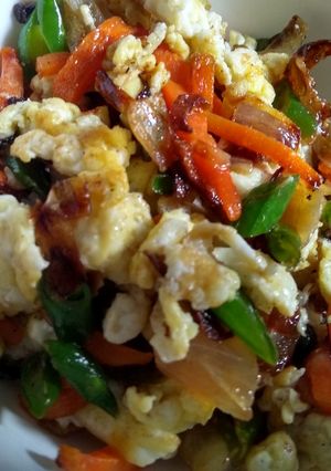 A picture of Egg and mix veg stir fry.