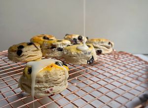 Una foto de Scons de suero de leche con blueberries