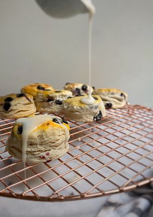 Una foto de Scons de suero de leche con blueberries