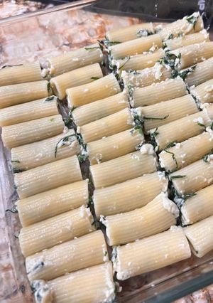 Foto de Massa rigatoni recheada com ricotta e espinafres
