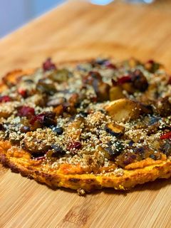 Una foto de Pizza vegana con masa de boniato y zanahoria🥕