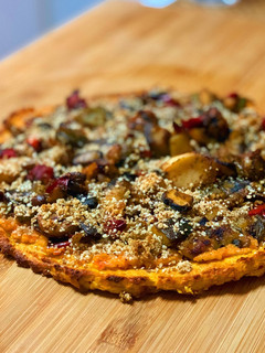 Una foto de Pizza vegana con masa de boniato y zanahoria🥕