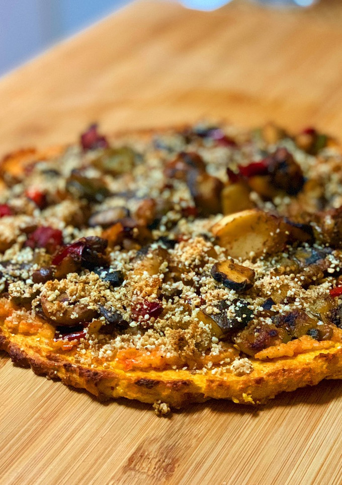 Una foto de Pizza vegana con masa de boniato y zanahoria🥕