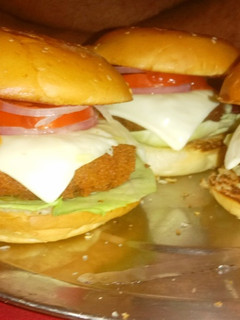बर्गर (Burger recipe in hindi) रेसिपी मुख्य फोटो