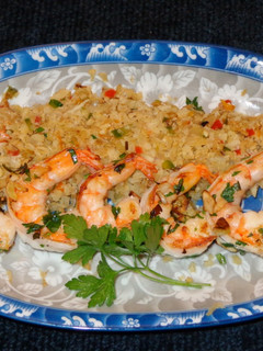 Una foto de CAMARONES AL AJILLO CON ARROZ DE COLIFLOR AL PIMIENTO. KETO, JON STYLE