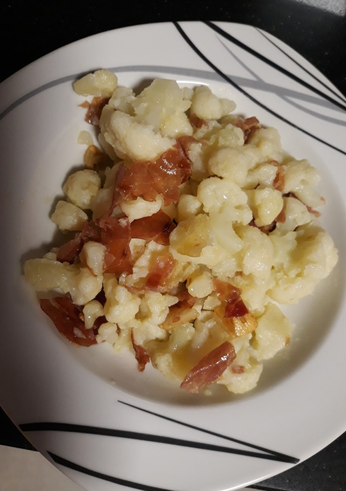 Una foto de Coliflor salteada con ajo y jamón