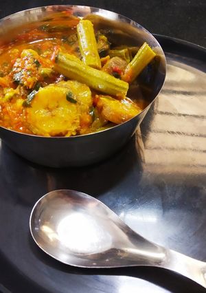 કાચા કેળા સરગવાનું શાક (Kacha Kela Saragva Shak Recipe In Gujarati) રેસીપી મુખ્ય ફોટો