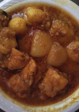 ছোট আলু দিয়ে চিকেন কষা (choto aloo diye chicken kosha recipe in Bengali) রেসিপির প্রধান ছবি