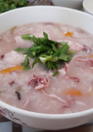 Hình của món Nấu cháo mực cho ngày nóng ngán cơm.