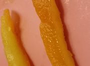 Una foto de fruta confitada de naranja