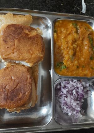 पाव भाजी (pav bhaji recipe in Hindi) रेसिपी मुख्य फोटो