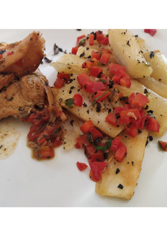 Una foto de Yuca al mojo con pollo al vapor
