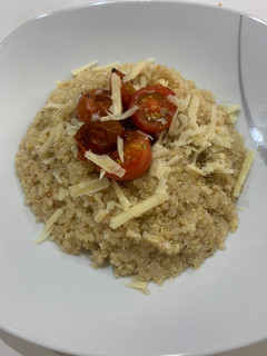 Una foto de Quinotto con tomates cherry confitados