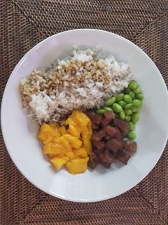 Una foto de Poke de atún y mango