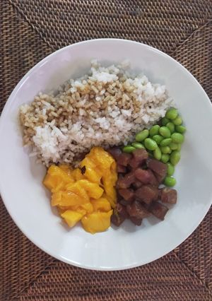 Una foto de Poke de atún y mango