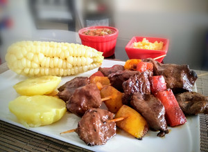 Una foto de Anticuchos en brochetas estilo Oriental 👍🇵🇪