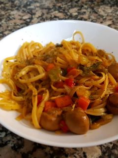 Una foto de Tallarines fritos con verduras