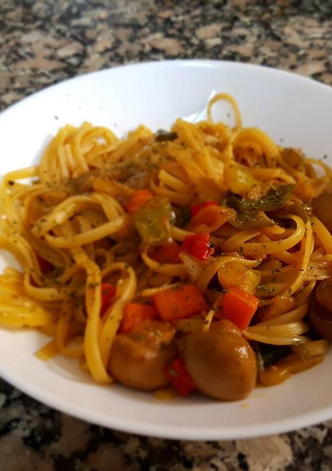 Una foto de Tallarines fritos con verduras