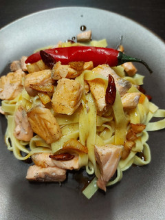 Una foto de Tagliatelle frescos con salmón a la diábola🌶🌶