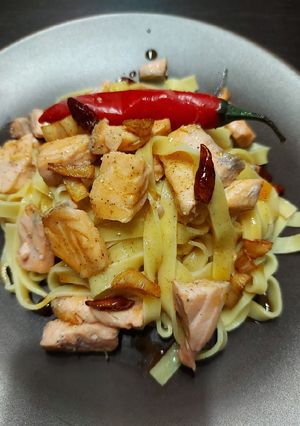 Una foto de Tagliatelle frescos con salmón a la diábola🌶🌶