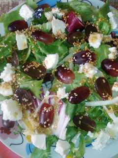 Una foto de Ensalada con uvas, feta y vinagreta de sésamo