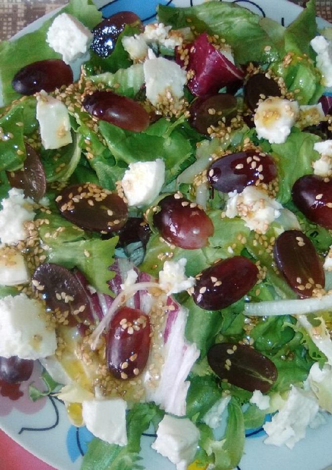 Una foto de Ensalada con uvas, feta y vinagreta de sésamo