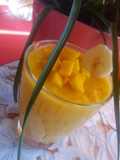 Smoothie cu mango și banană