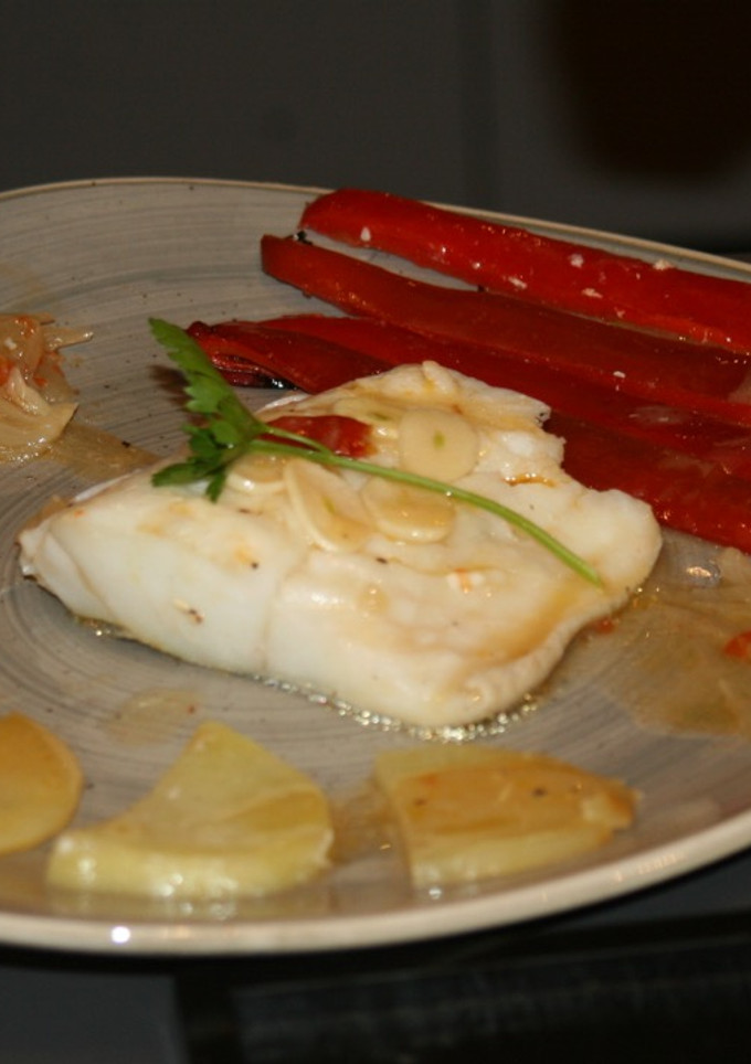 Una foto de Bacalao con pimientos asados