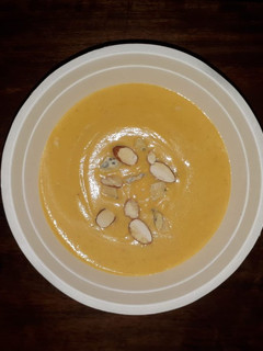 Una foto de Sopa crema de calabacín y almendras