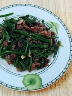 Hình của món Ngọn su su xào thịt bò.