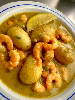 Una foto de Curry verde de langostinos y patata