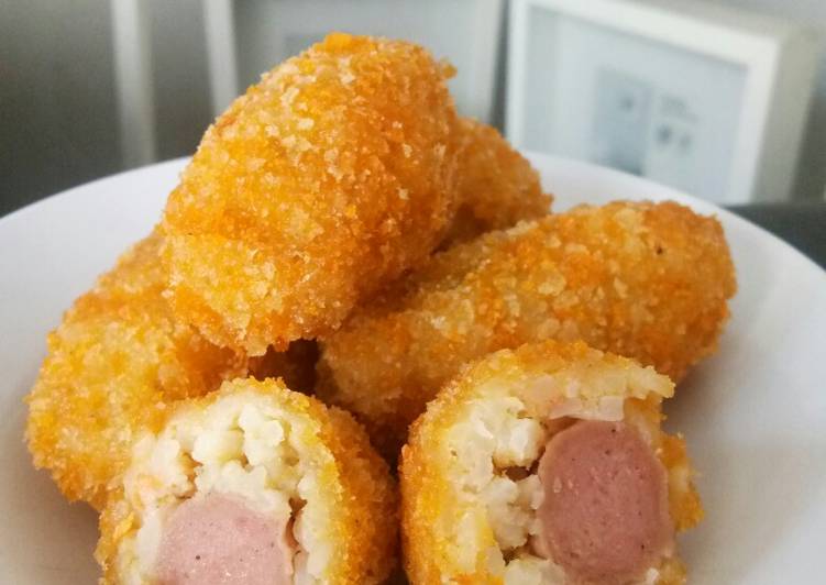 Langkah Mudah untuk Menyiapkan Kroket nasi isi sosis, Lezat Sekali