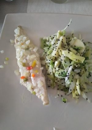 Una foto de Merluza alegre con ensalada de lechuga con palmitos