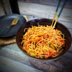 A picture of Veg hakka noodles.