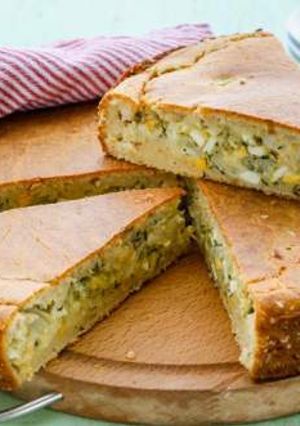 Фото Заливной быстрый пирог с молодой белокочанной капустой, укропом и яйцом.
