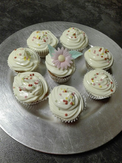 Una foto de Cupcakes con frosting de queso y vainilla