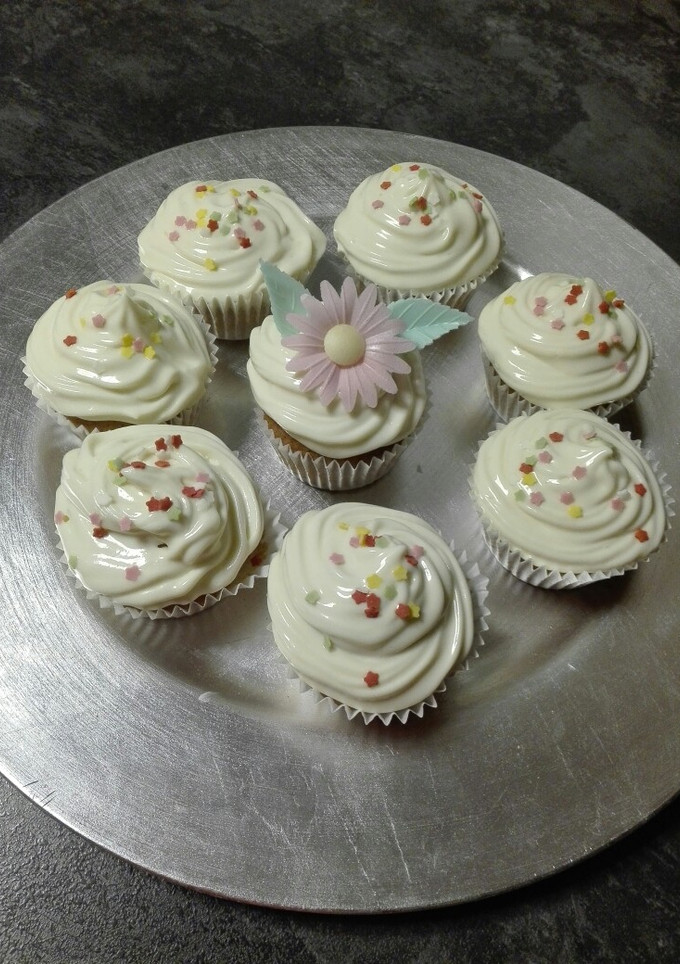 Una foto de Cupcakes con frosting de queso y vainilla