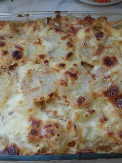 Una foto de Papas gratinadas con salsa blanca y cebolla caramelizada