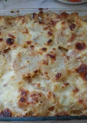 Una foto de Papas gratinadas con salsa blanca y cebolla caramelizada