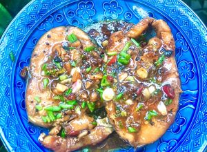 Hình của món Cá thu kho tộ.