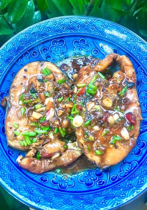 Hình của món Cá thu kho tộ.