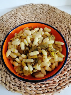 Una foto de Ensalada de alubias blancas y setas