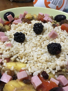 Una foto de Ensalada de arroz con tomate, piña, aguacate y pavo