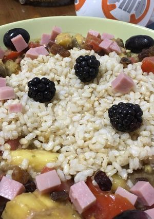 Foto principal de Ensalada de arroz con tomate, piña, aguacate y pavo
