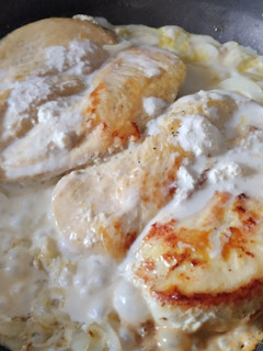 Una foto de Pechuga de pollo en salsa de queso🧀🍗🧅