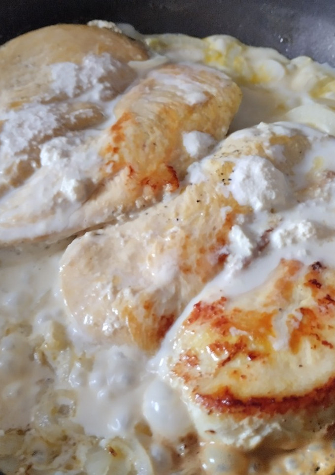Una foto de Pechuga de pollo en salsa de queso🧀🍗🧅