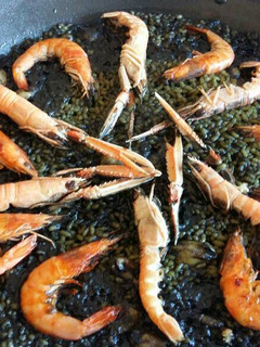 Una foto de Arroz negro con chipirones, cigalas y langostinos