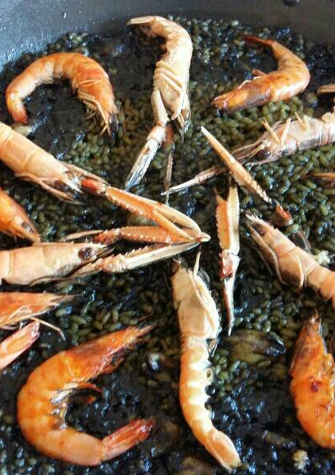 Una foto de Arroz negro con chipirones, cigalas y langostinos