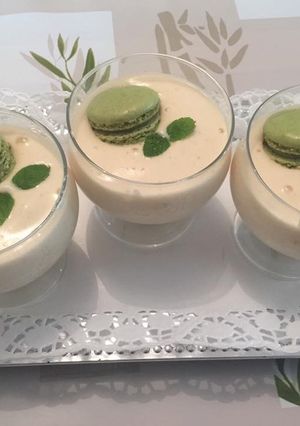 Une photo de Mousse de pêche à la menthe accompagné de son  macarons